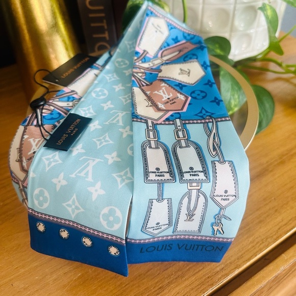 NWT Louis Vuitton Trunks & Locks Bandeau Silk Scarf – Blue Monogram Reversible - Picture 8 of 8